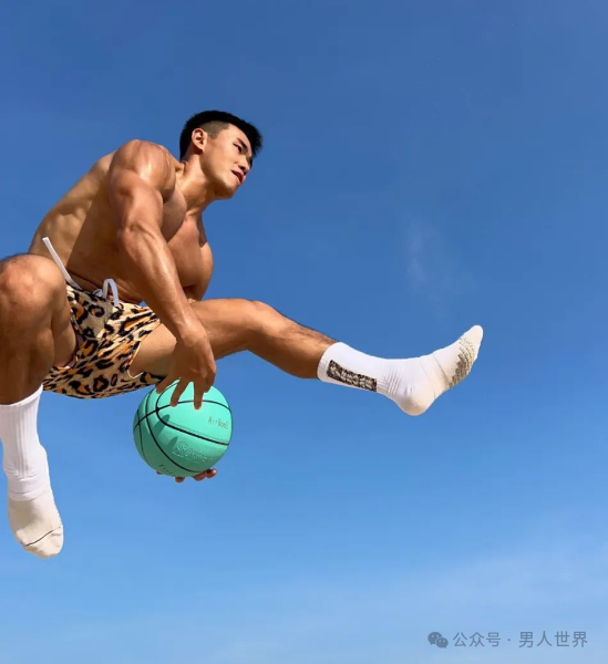 谁懂这个身材的含金量？黑皮篮球体育生