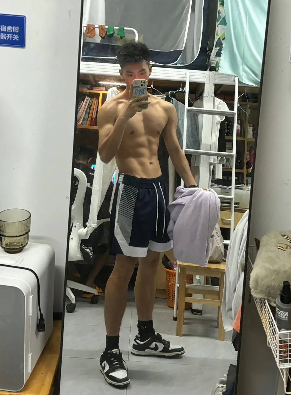 广州体院的体育生宿舍自拍真的太会了！
