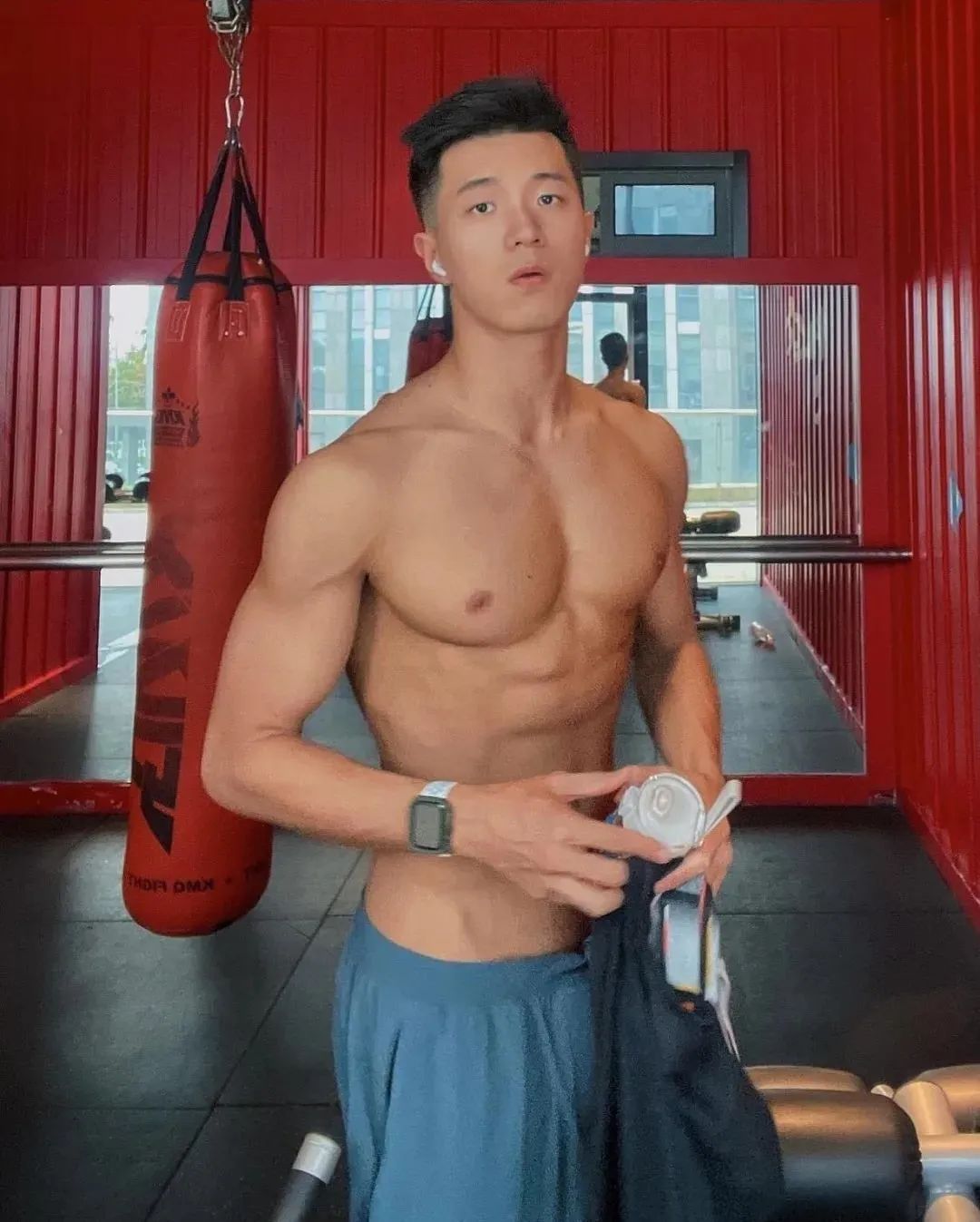 乐刻教练穿黑色吊袜？自拍私照长腿谁抵得住啊？