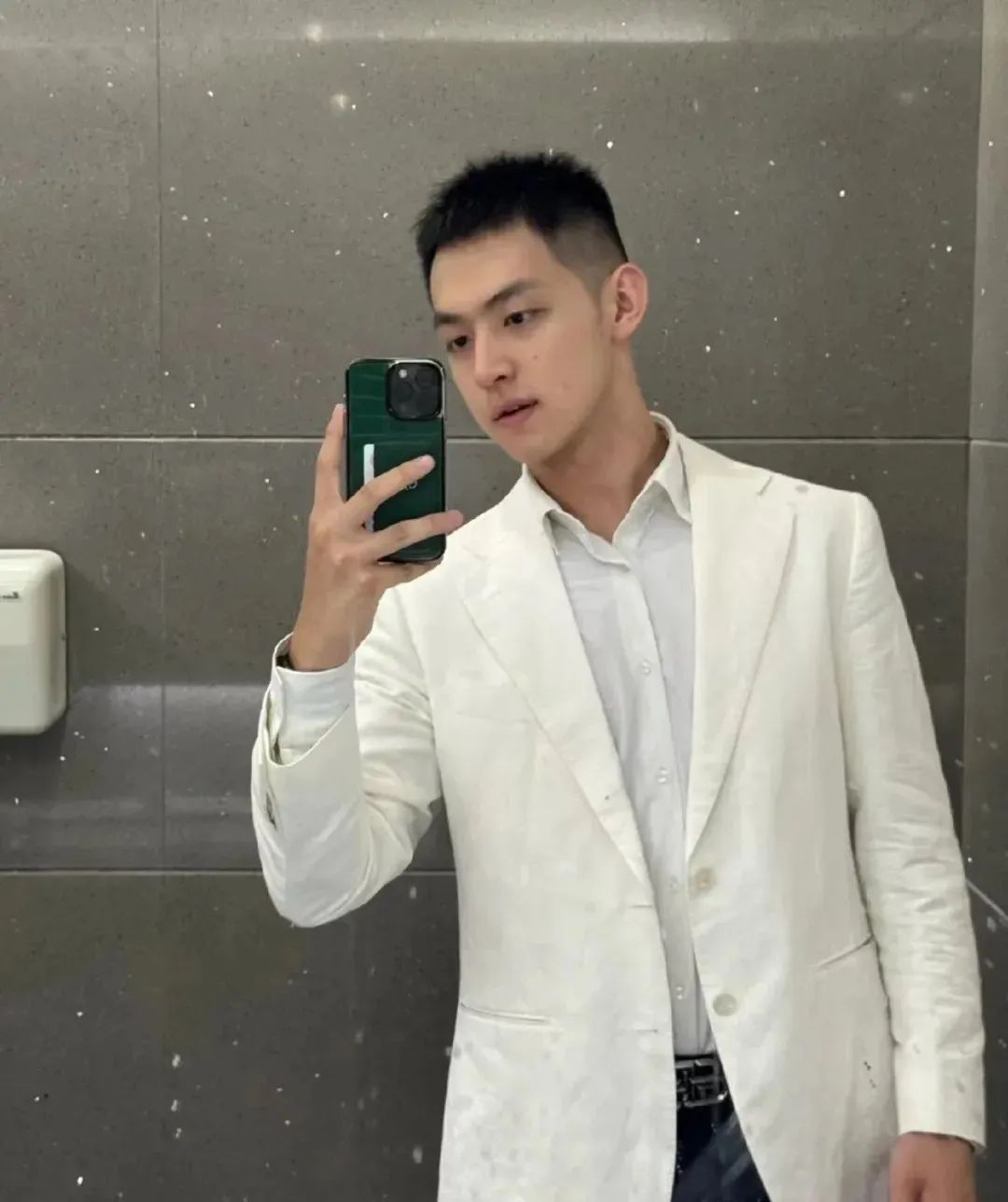 北大学霸，还长这么帅？