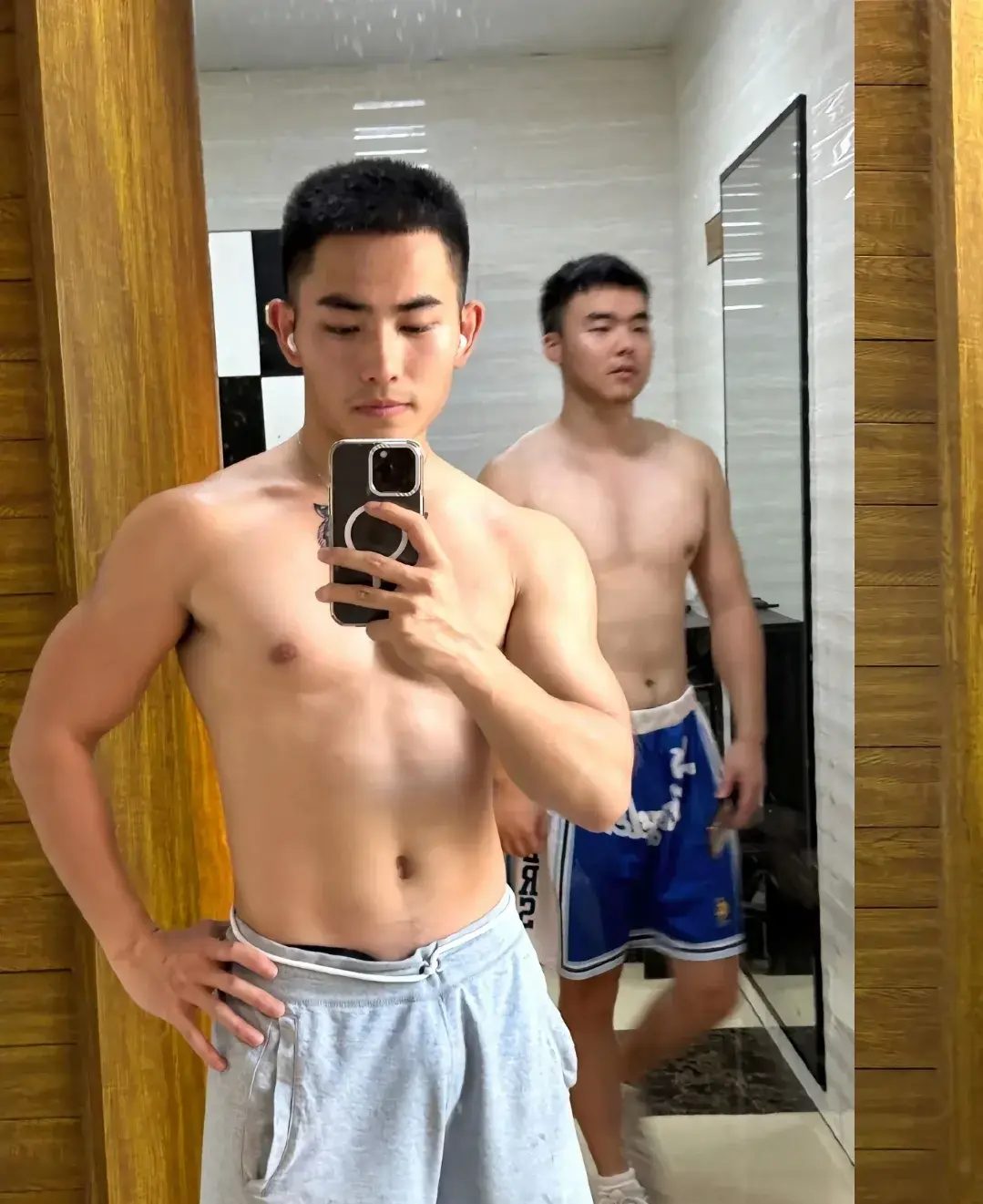 00 后阳光肌肉帅哥，充满了阳刚之气！