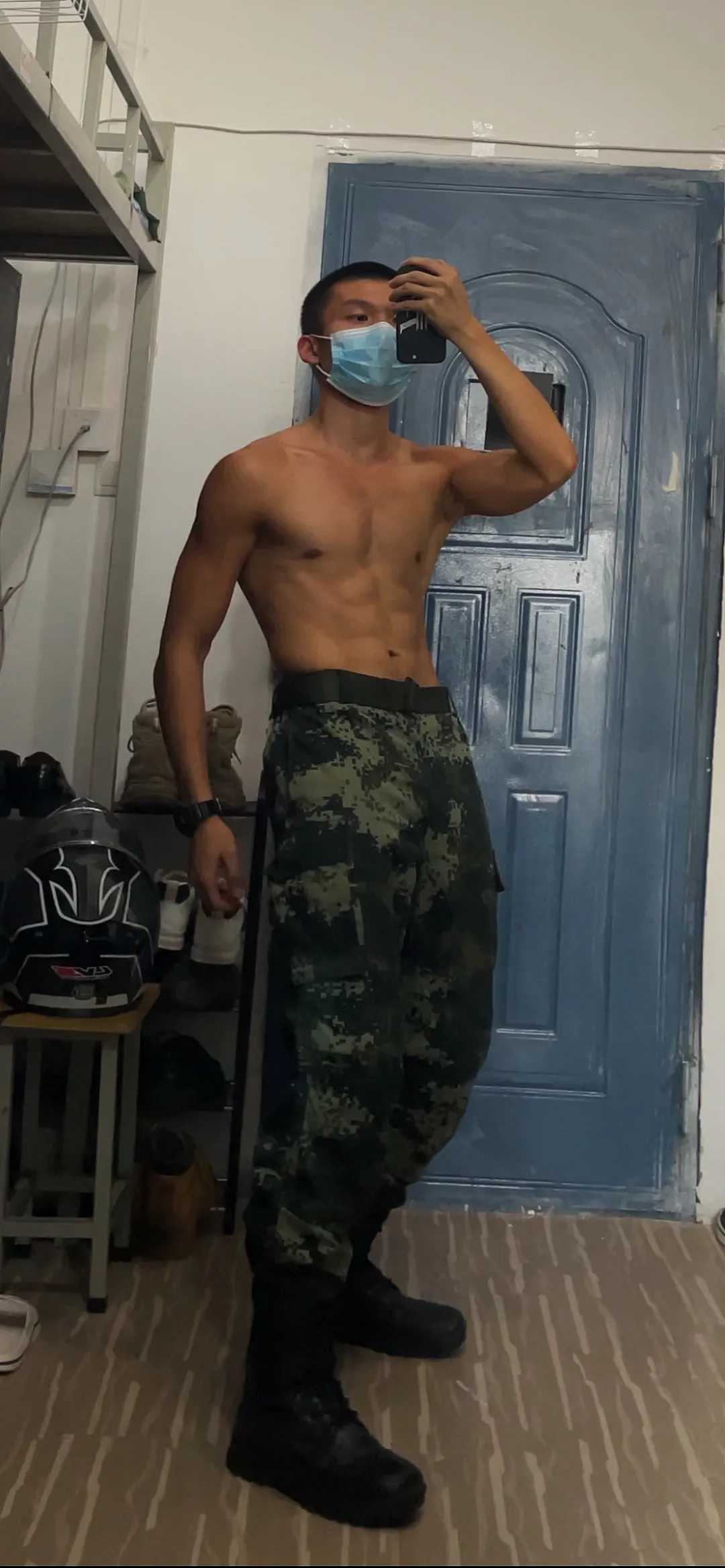 公狗腰兵哥哥一个人在宿舍晚自拍，太好看了