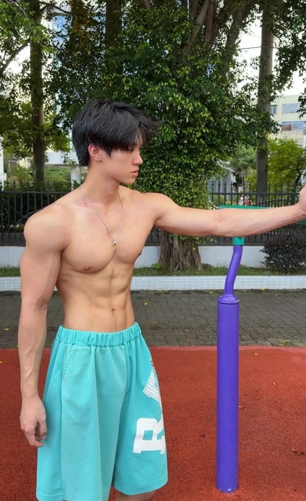 183cm 海边体育生弟弟，身材让人着迷！