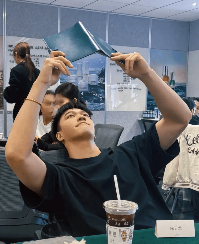 风华正茂的 Top 奶 1，柜哥穿上工作服帅气迷人！