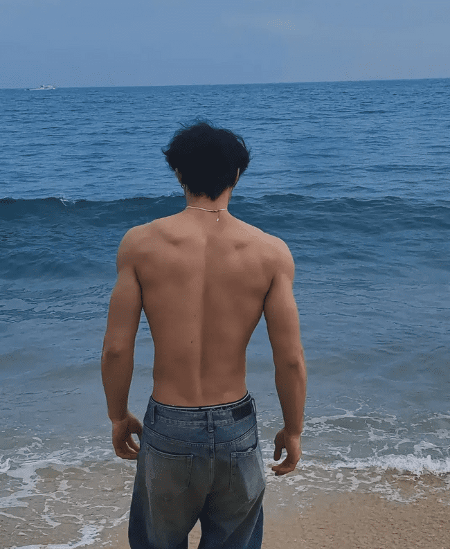 穿着破烂背心的肌肉帅哥，性感身材魅力无限