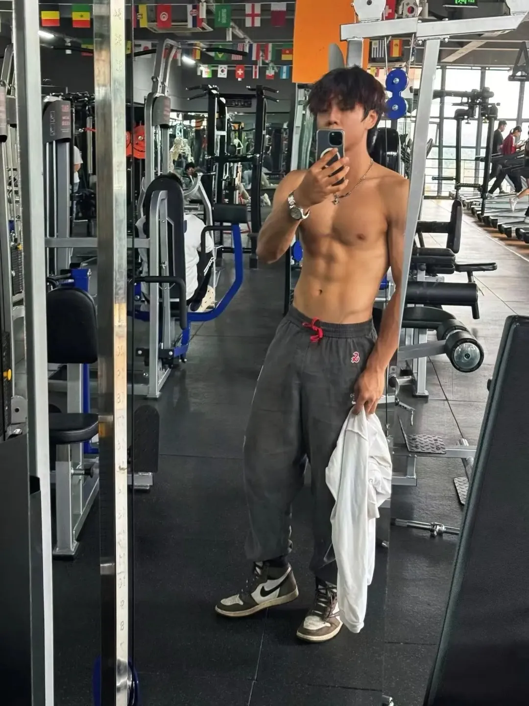 刚 18 的体育生男大，裤子拉这么低，想被打针？