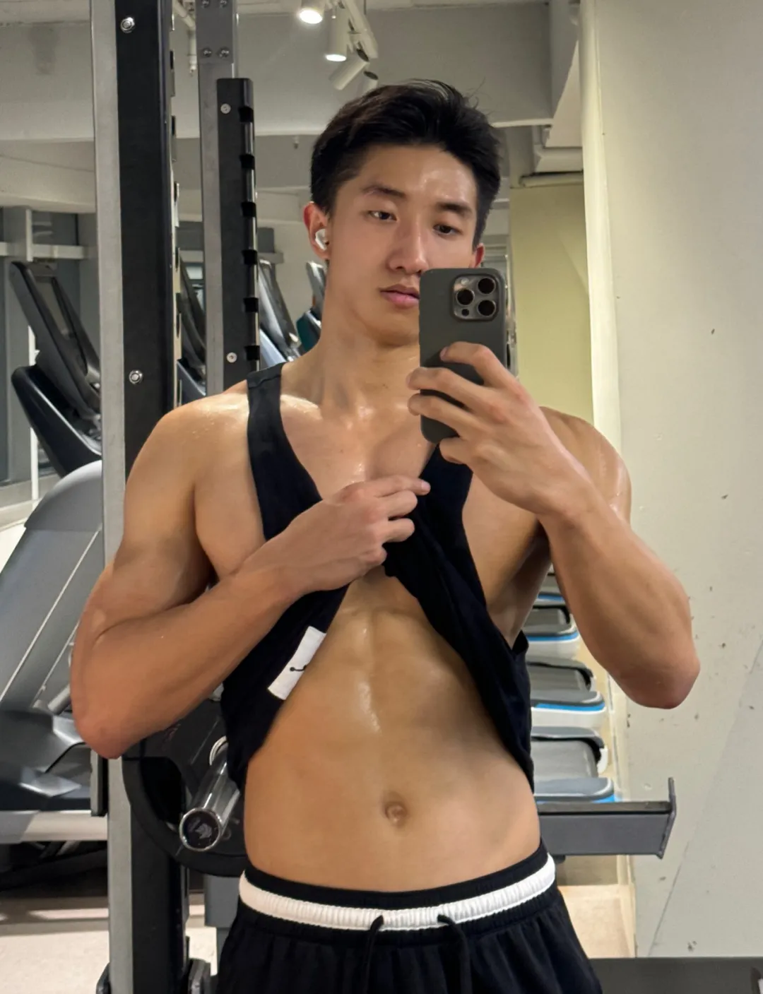 穿泳裤的彝族小哥谁顶得住啊，灰裤子垒的很好看！