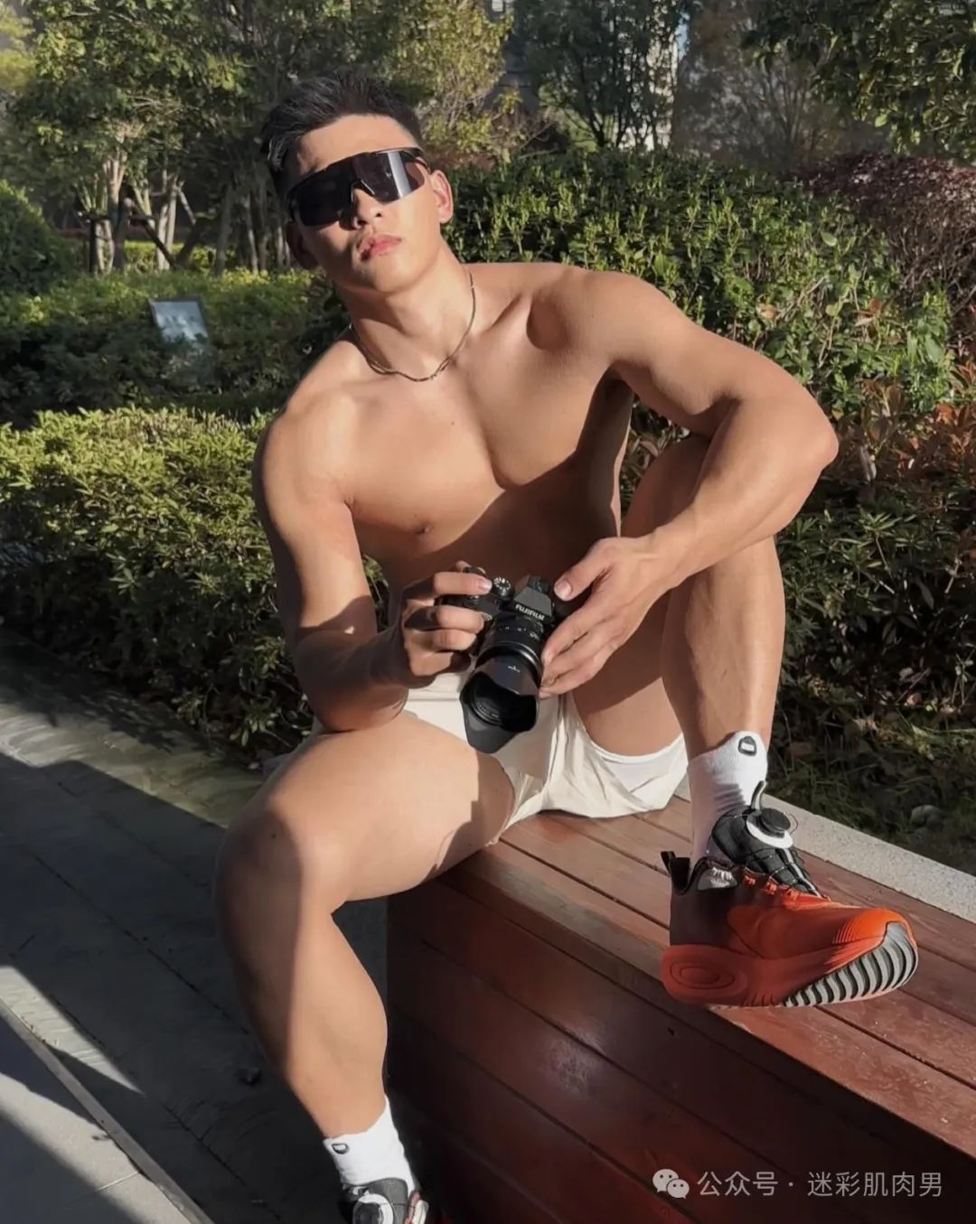 穿泳裤湿透皮划艇运动男 IG 新照黝黑大长腿，耐力强！