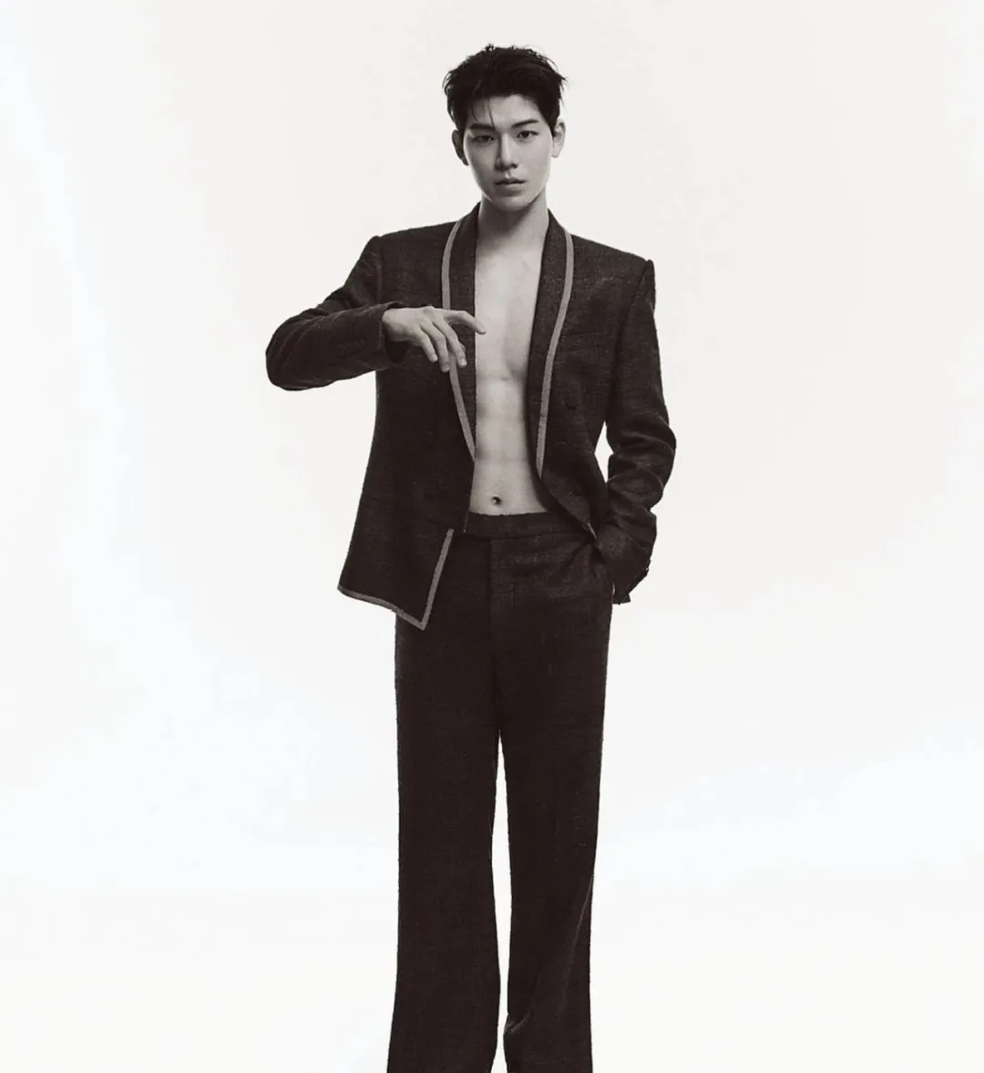 《以家人之名》被翻拍！主演酷似朴宝剑，穿衣显瘦脱衣有肉