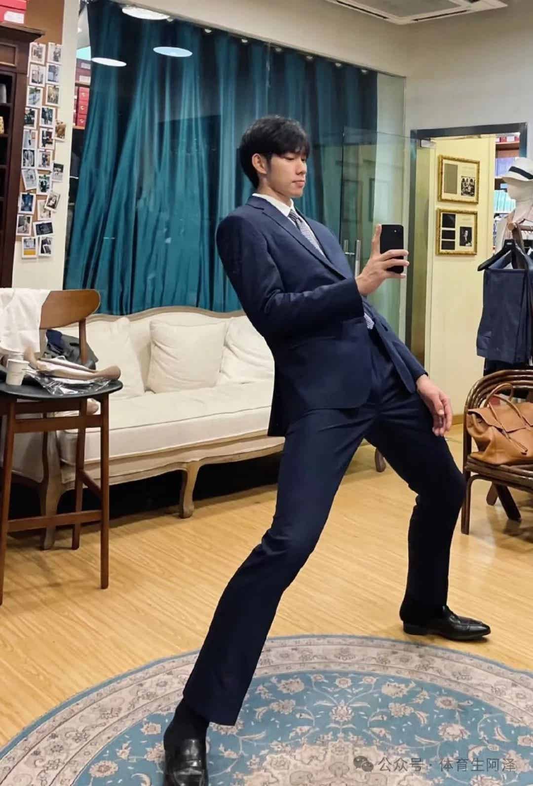 身高两米的白袜篮球体育生。腿比命长，简直人生的男主角......