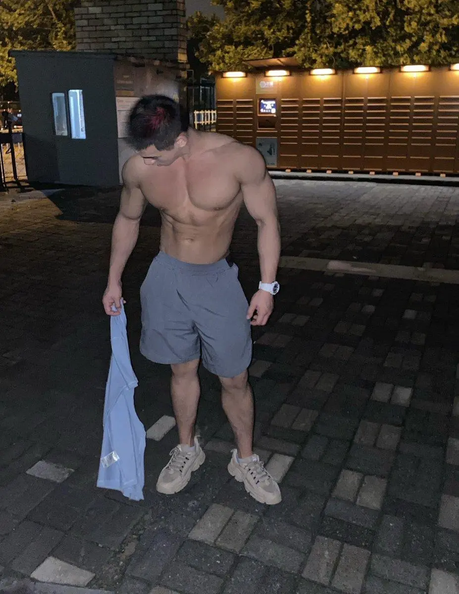 推上爆火的北京寸头肌肉天菜，胸肌也太大大大了！