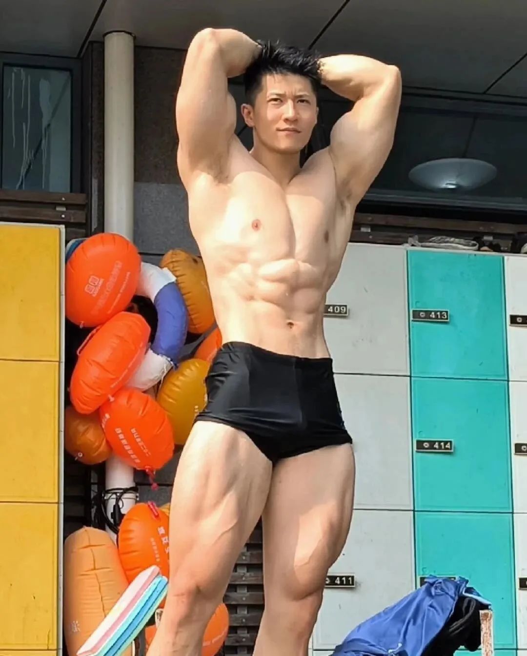 刚毅肌肉帅哥水中秀肌，你会几点回家？