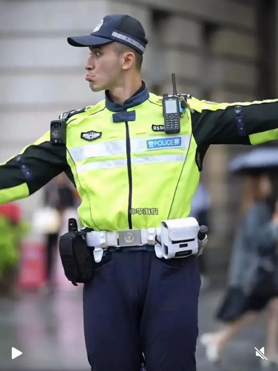 上海外滩的交警小哥哥太帅又火了！
