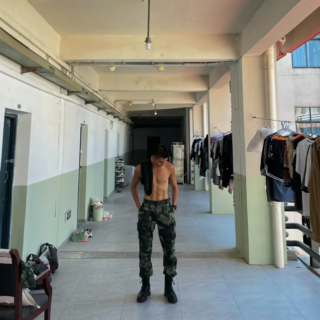 公狗腰兵哥哥一个人在宿舍晚自拍，太好看了