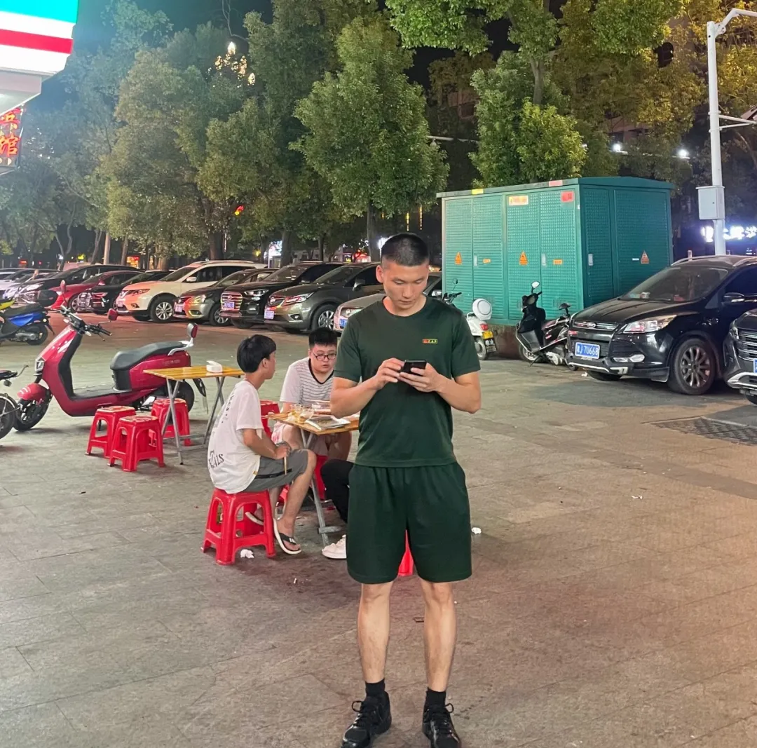 公狗腰兵哥哥一个人在宿舍晚自拍，太好看了