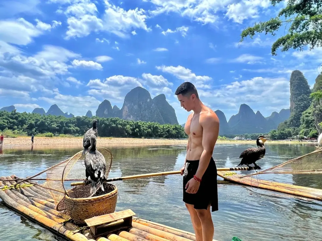 洗车湿透运动男脱衣太帅，喜欢这样的！！