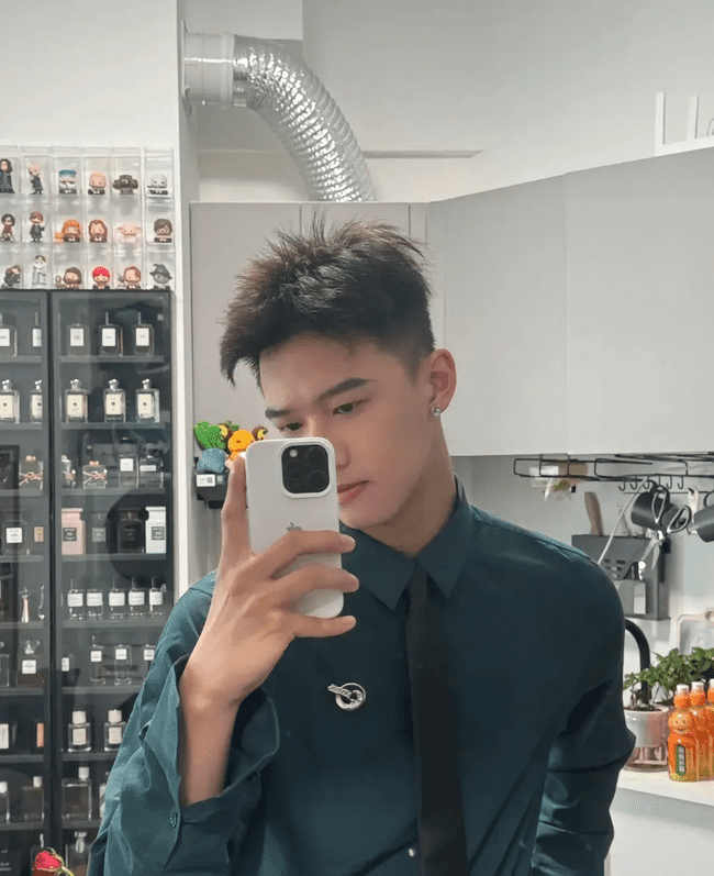 风华正茂的 Top 奶 1，柜哥穿上工作服帅气迷人！