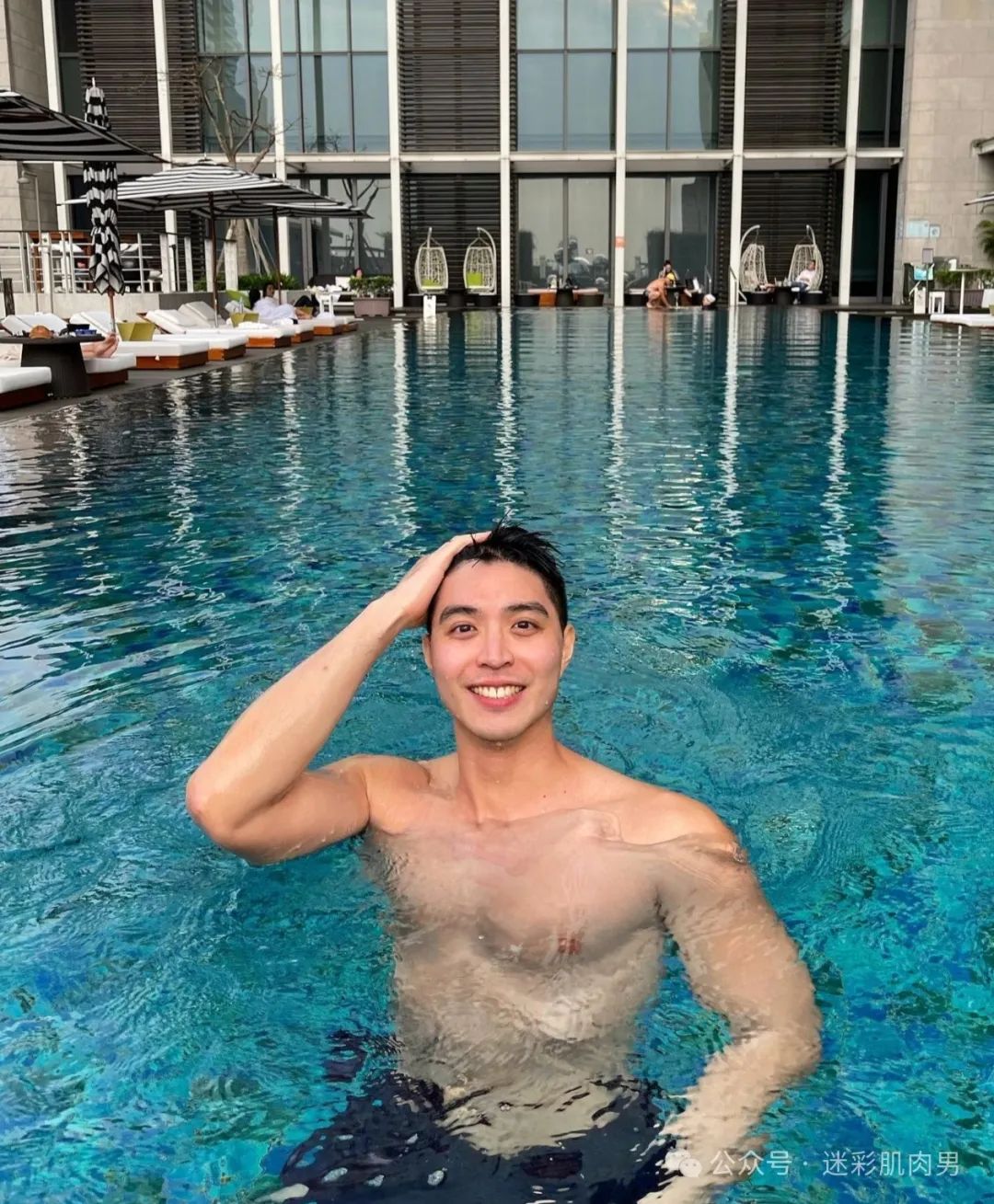 寸头肌肉男医生脱啦，想找他体检！