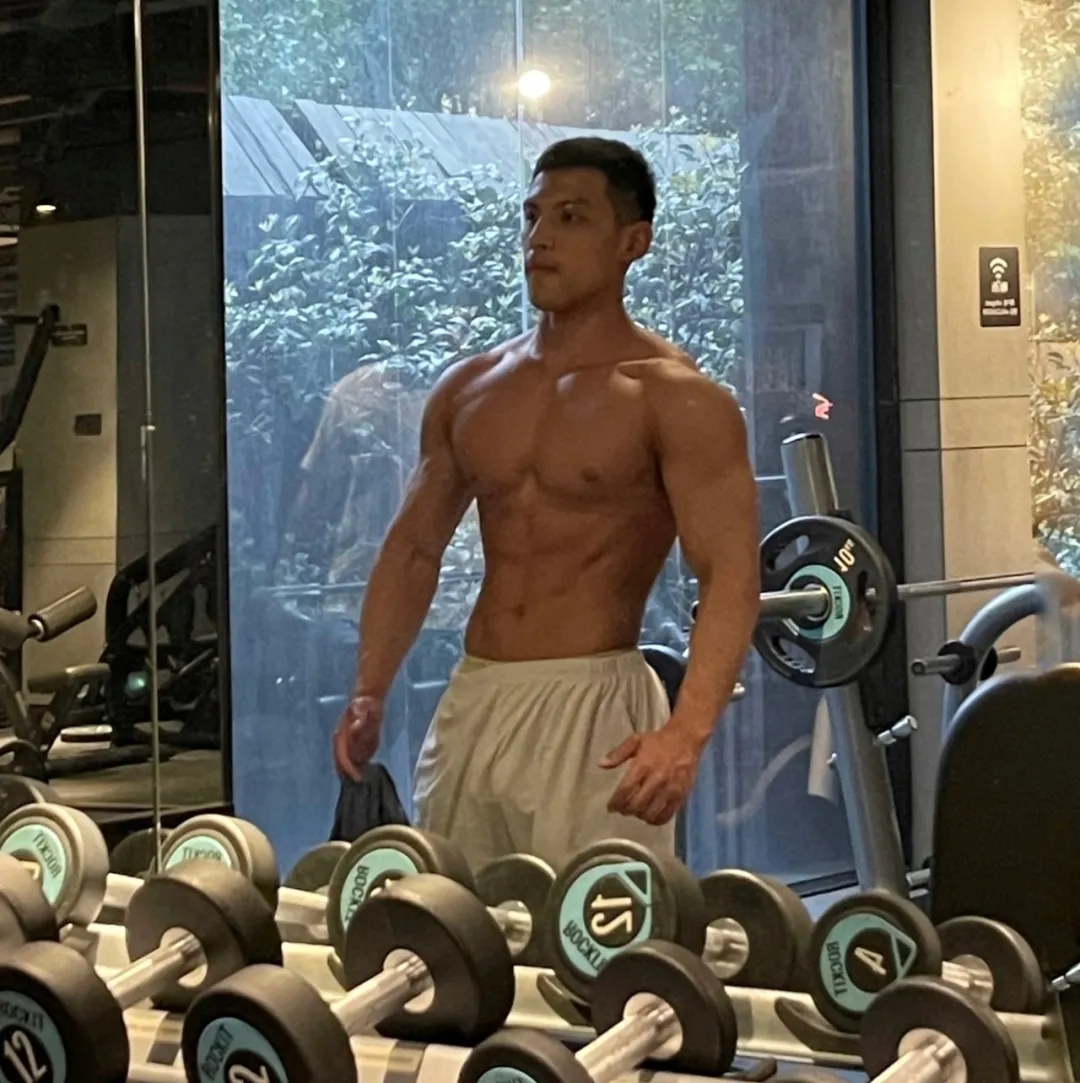 推上 20 万粉丝的网红，这枚野生男长的太顶啦！