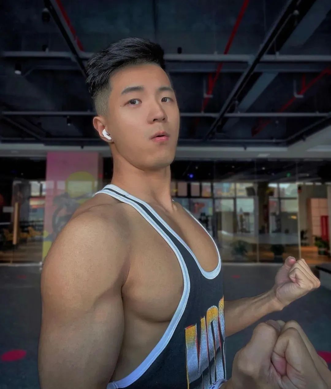 乐刻教练穿黑色吊袜？自拍私照长腿谁抵得住啊？