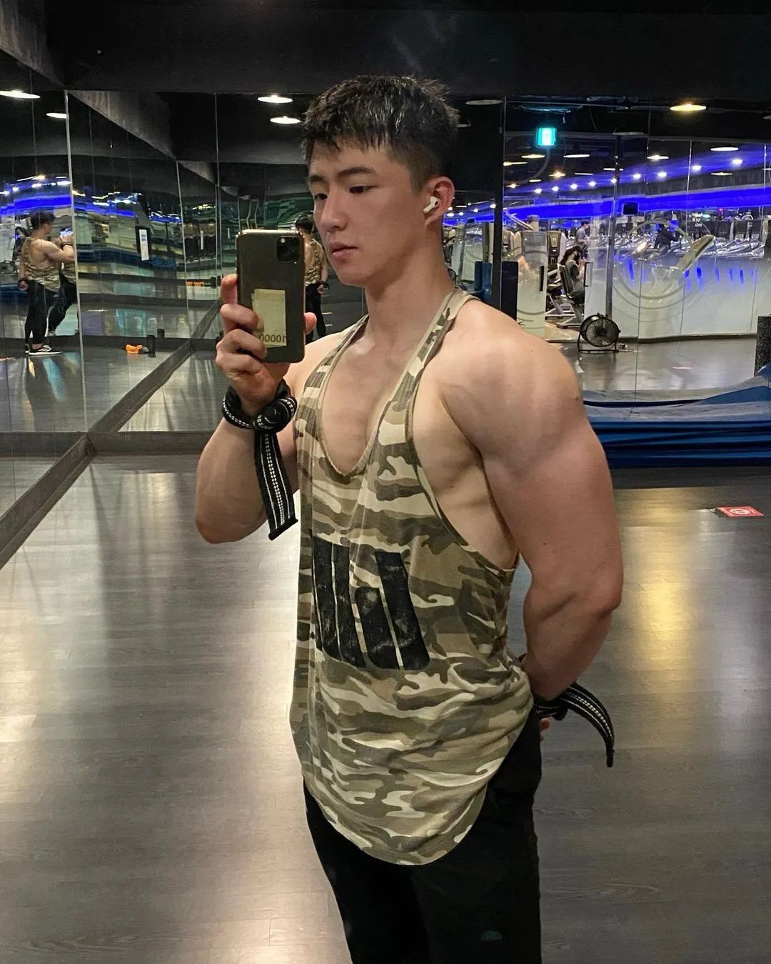 灰裤子小哥照片被盗当头像，你见过吗