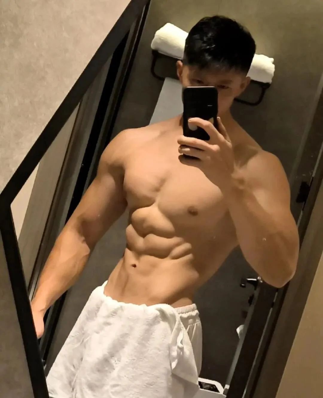 刚毅肌肉帅哥水中秀肌，你会几点回家？