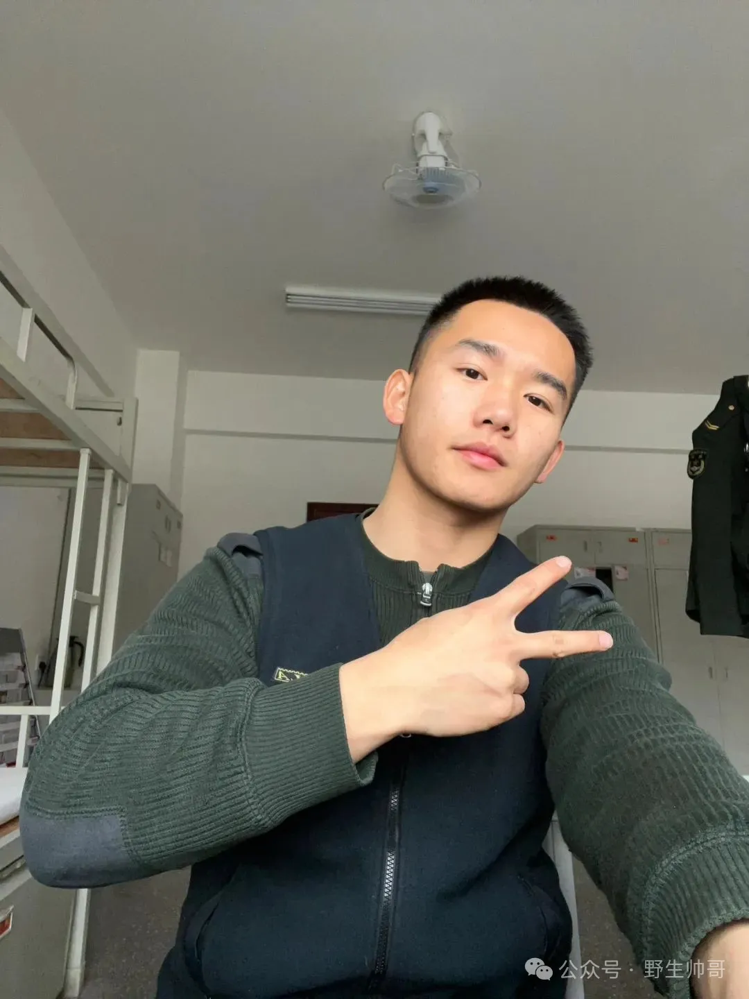 重庆退役兵哥哥撩衣自拍白皮小胸肌！长得壮实耐力强！