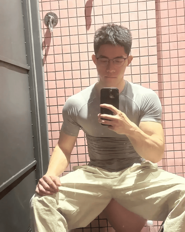 肌肉哥哥男人味十足，强健体魄充满阳刚之气！