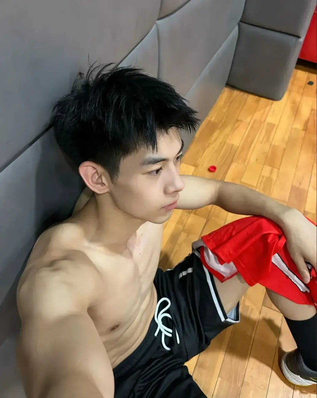 19 岁篮球体育生的小腹肌，有多好看？