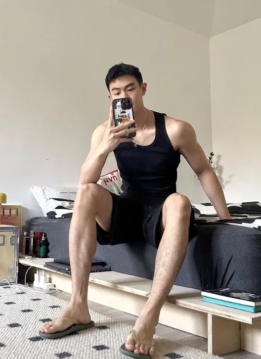 用软件识图穿黑袜肌肉男，没想到结果是这样子......