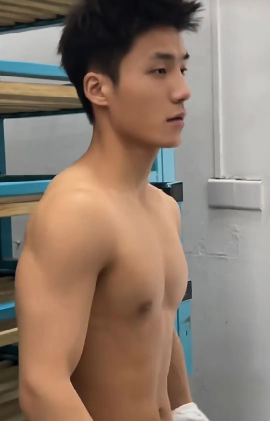 操场遇见的运动小哥，撩衣身材身材惹人爱