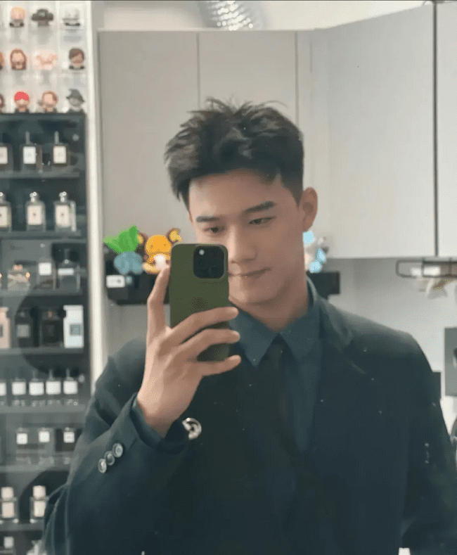风华正茂的 Top 奶 1，柜哥穿上工作服帅气迷人！