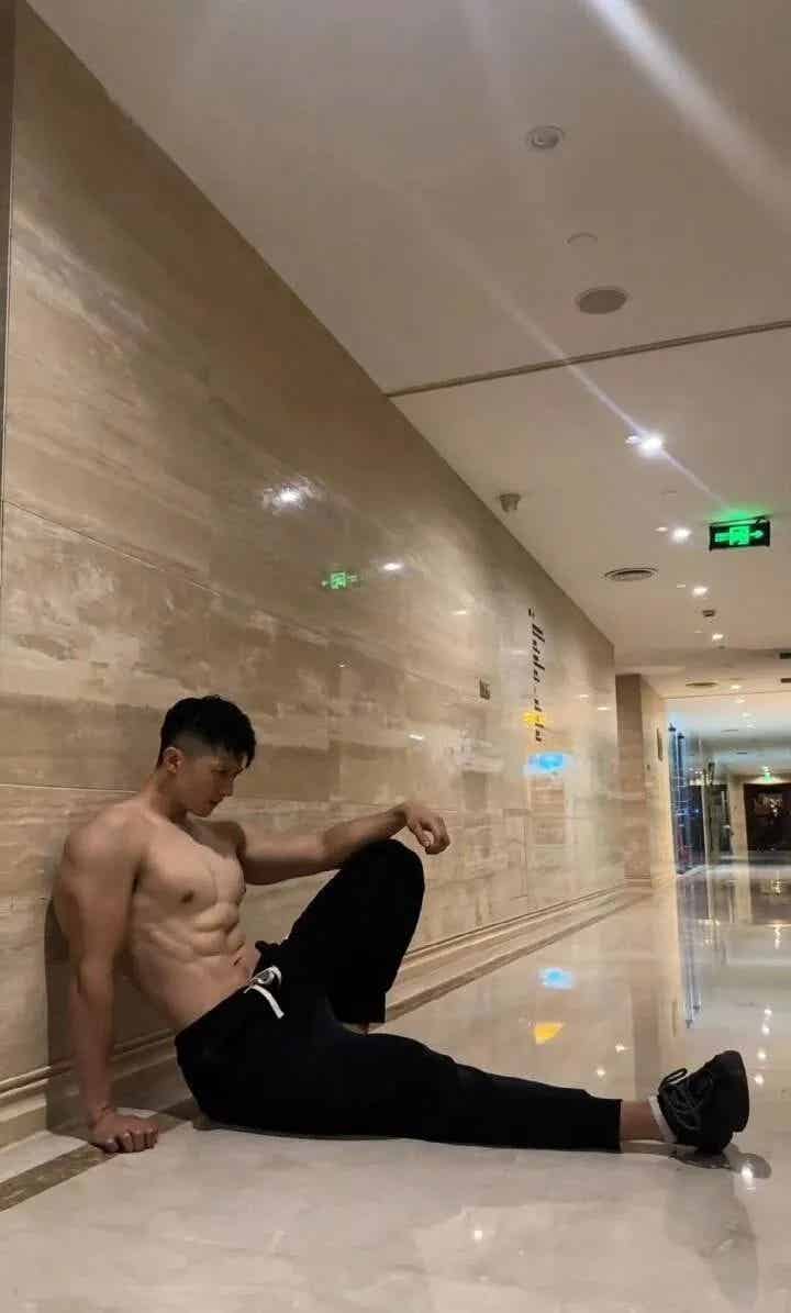 刚毅肌肉帅哥水中秀肌，你会几点回家？