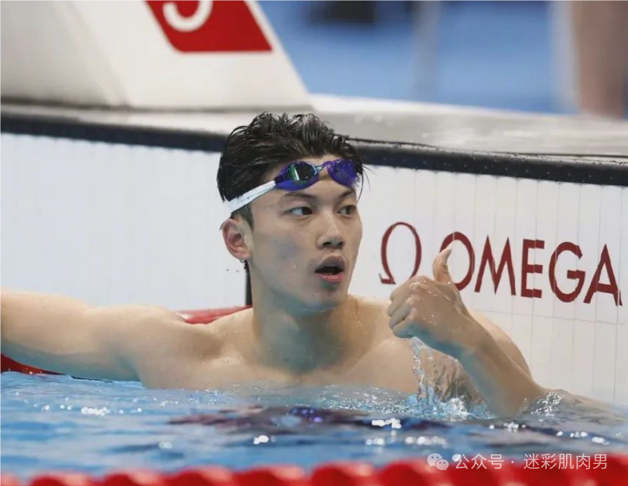 192CM 汪顺比赛穿紧身泳裤照刷屏实力凸出，被摸胸了？
