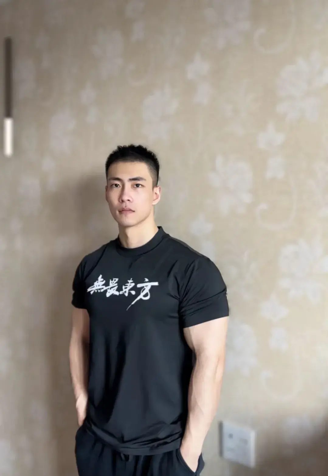 超级的 man 帅气健身教练，四方刚毅大男孩！