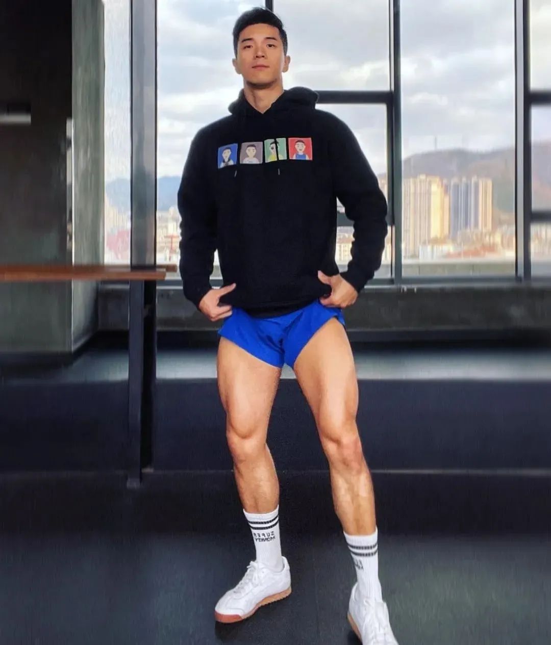 乐刻教练穿黑色吊袜？自拍私照长腿谁抵得住啊？
