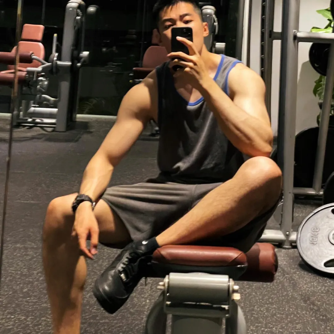 用软件识图穿黑袜肌肉男，没想到结果是这样子......