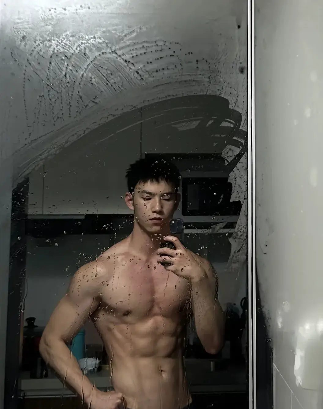爱照镜子的腹肌狂野大男孩、肌肉帅哥得劲！