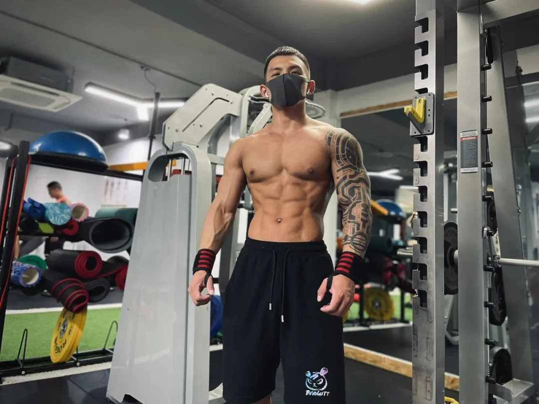 推上 20 万粉丝的网红，这枚野生男长的太顶啦！