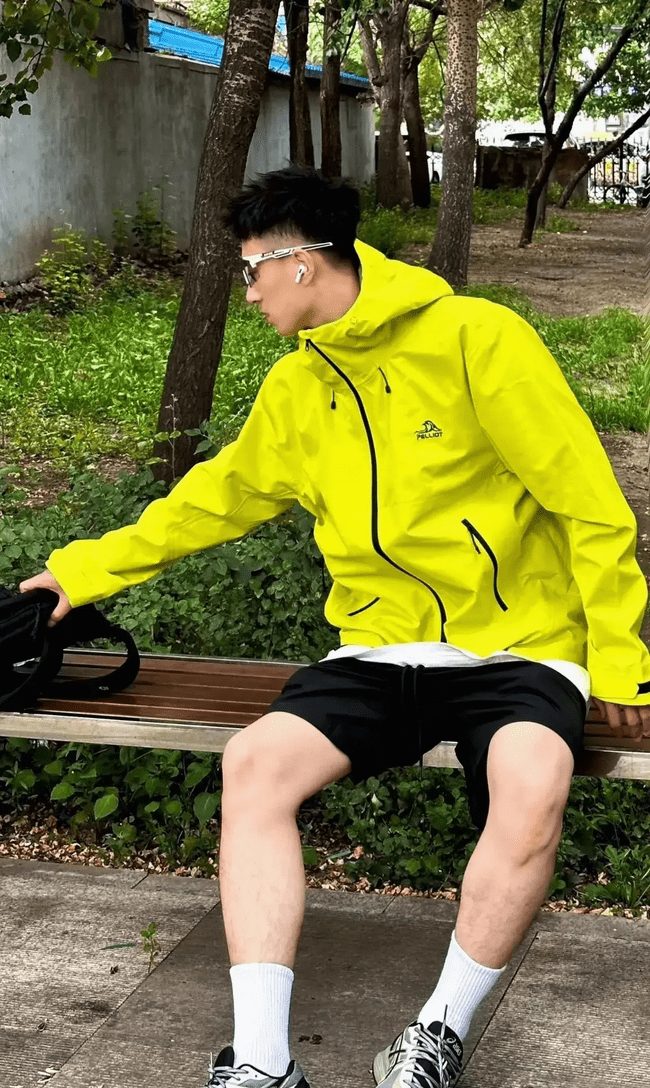 骑行的大白腿少年帅哥，性感动人！！