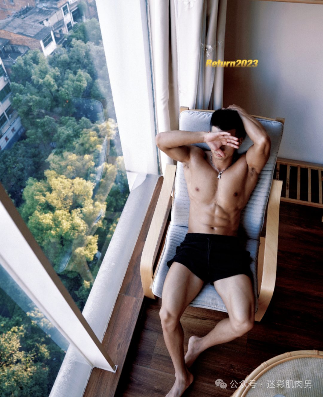 身材超好的运动男喜欢穿黑裤子，腹肌好性感！