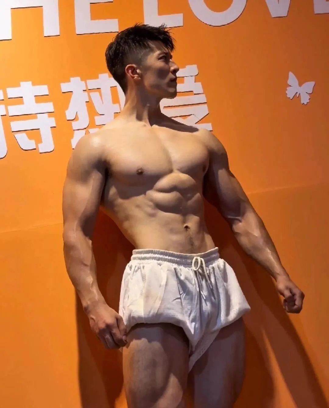 刚毅肌肉帅哥水中秀肌，你会几点回家？