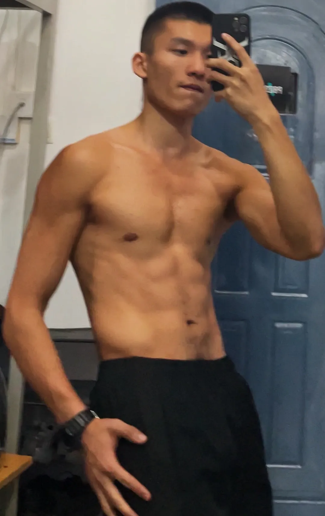 公狗腰兵哥哥一个人在宿舍晚自拍，太好看了