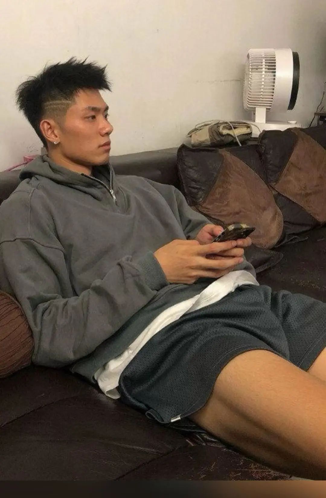 浙江 02 年直男体育生，这 190CM 大长腿简直太炸了！