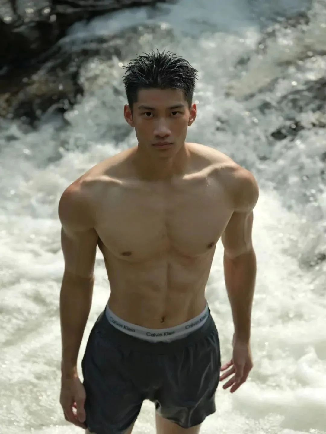 肌肉男硕奶爸拍肌肉写真大片，这是什么新赛道吗？！