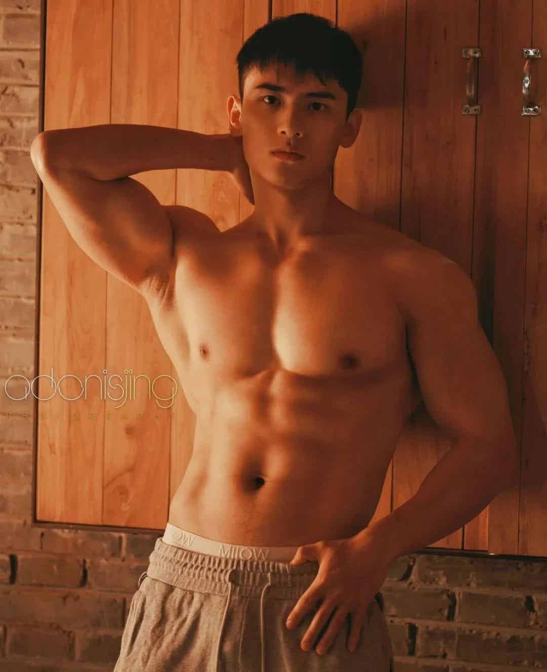 白衬衫下腹肌猛男，超大胸肌肌肉男菩萨！