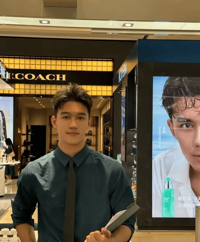 风华正茂的 Top 奶 1，柜哥穿上工作服帅气迷人！