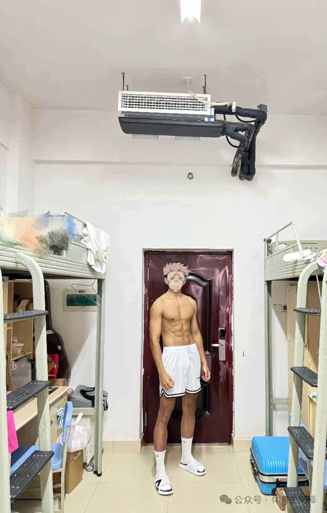 185 黑皮体育生宿舍腹肌秀，好诱惑，好喜欢.....