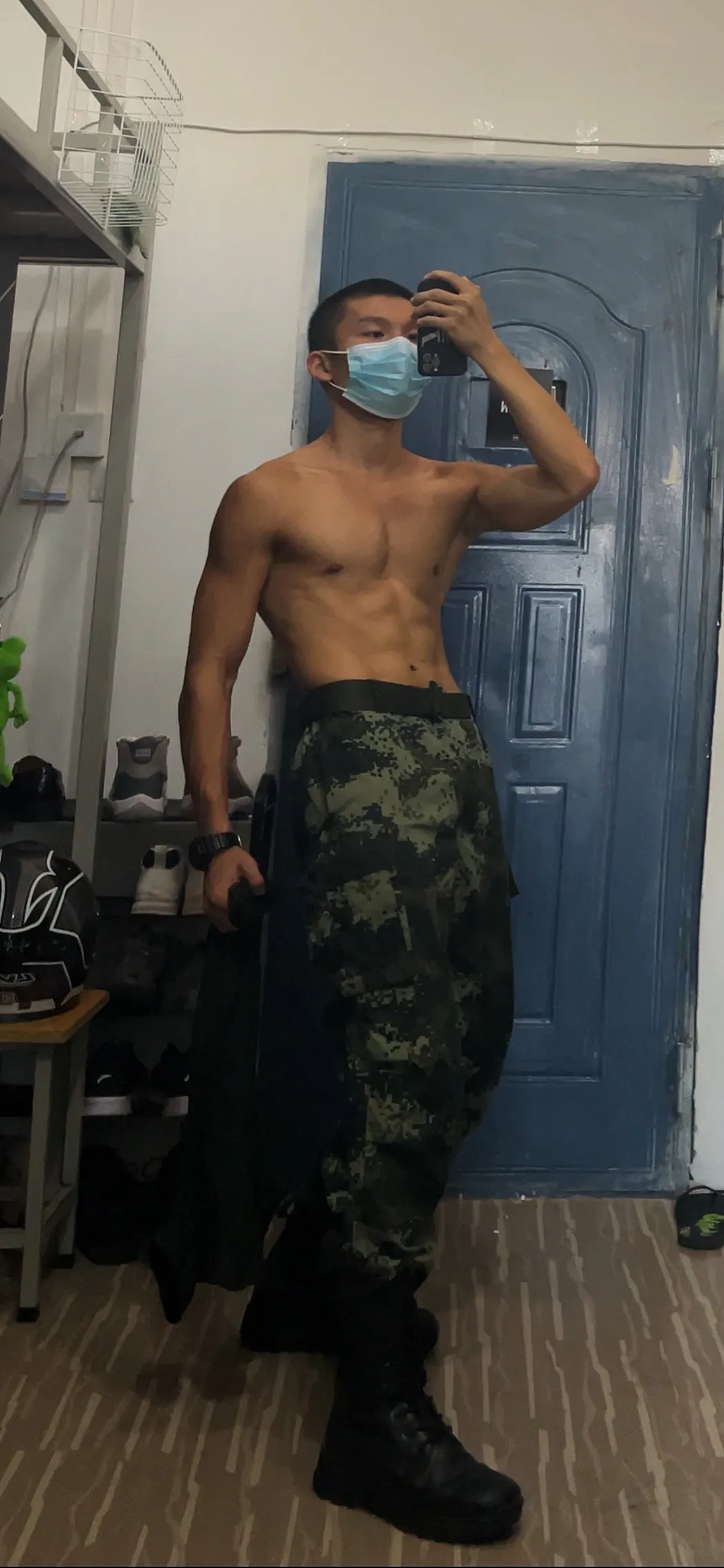 公狗腰兵哥哥一个人在宿舍晚自拍，太好看了