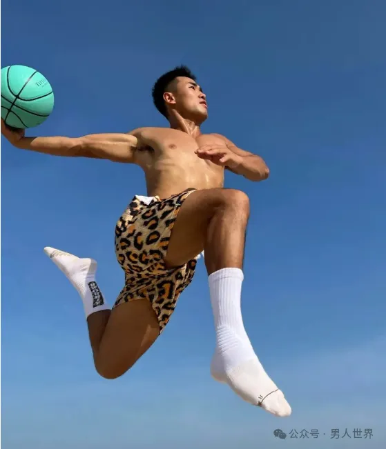 谁懂这个身材的含金量？黑皮篮球体育生